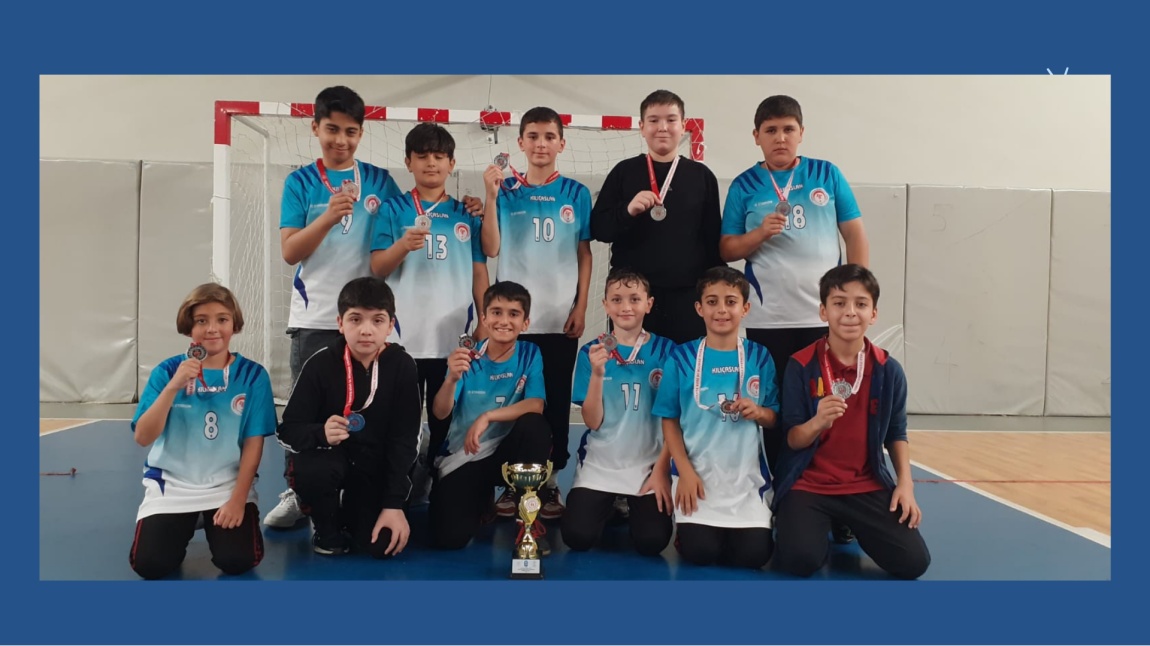 Küçük Erkekler Eyüpsultan Okullararası Futsal (Salon futbolu) Şampiyonasında Okul Takımımız Final Oynayarak 2. Olmuştur.