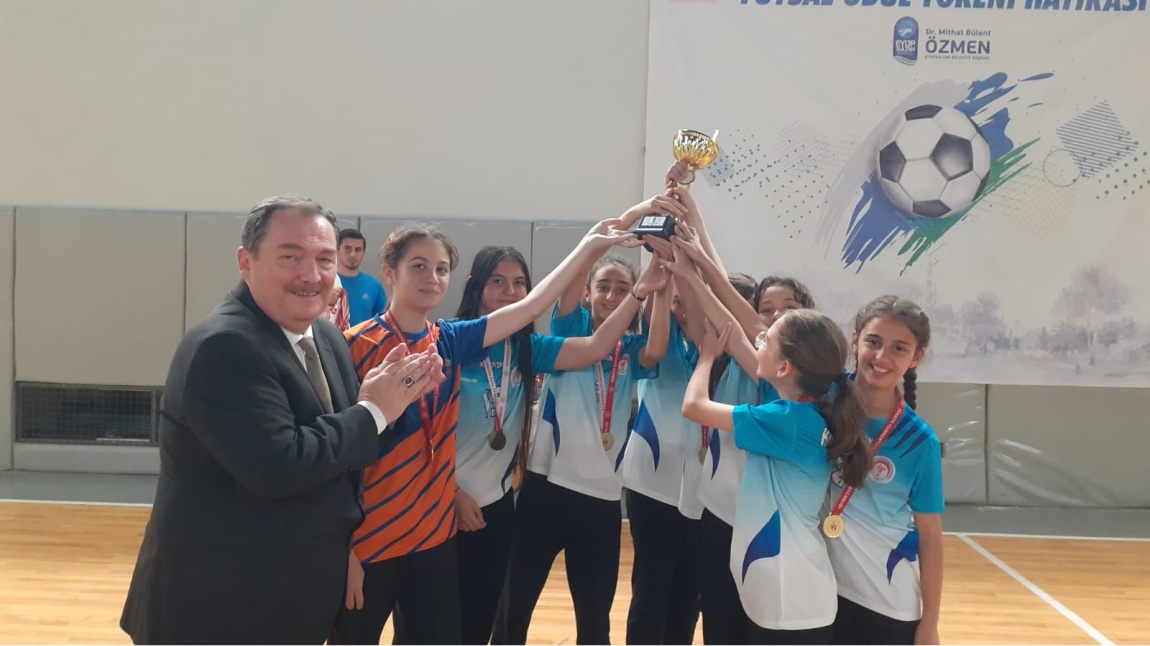 Küçük Kızlar Kategorisi Eyüpsultan Okullararası Futsal Şampiyonasın da Okul Takımımız Şampiyonluk Kupasını İlçe Kaymakamımızdan alarak Okulumuzu gururlandirmıslardır.
