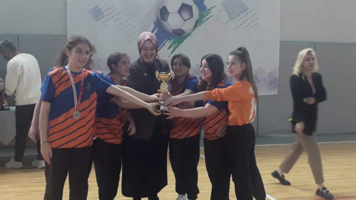 Yıldız Kızlar Kategorisi Eyüpsultan Okullararasi Futsal Şampiyonasın da Okul takımimız final maçın da Rakibiyle 3-3 berabere kalıp Penaltılar da kaybederek İlçe ikincilik Kupasını Okulumuza Kazandırmişlardır.