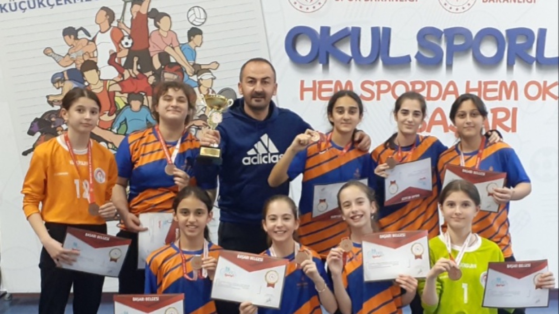 İstanbul Yıldız kızlar Futsal (Salon Futbolu) Şampiyonasın da  Yıldız Kız Takımımız İstanbul Dördüncüsü Olmustur